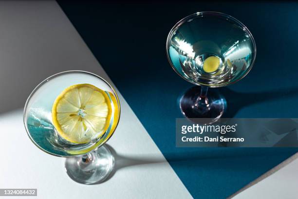 blue cocktails with lemon and grape - martini glass stockfoto's en -beelden