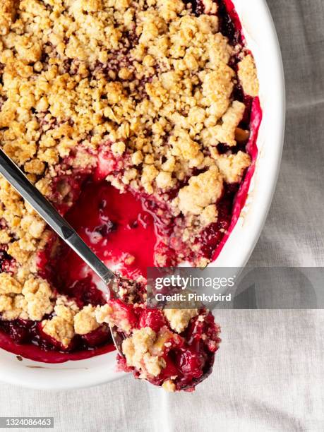 berry fruit crumble pie, crumble, fruit crumble, cobbler, cherry crumble, berry fruit crumb tart - kruimeltaart nagerecht stockfoto's en -beelden