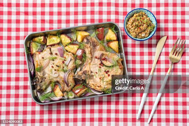 pork chops with apples - kotlett med ben bildbanksfoton och bilder