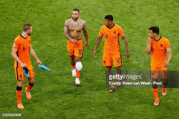 An ice pack is seen on the knee of Memphis Depay of Netherlands as he leaves the pitch with team mates Stefan de Vrij, Patrick van Aanholt and Owen...