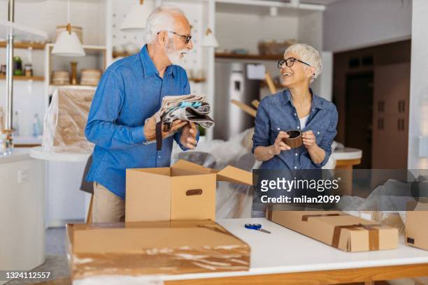 mudanza de pareja de ancianos - move fotografías e imágenes de stock