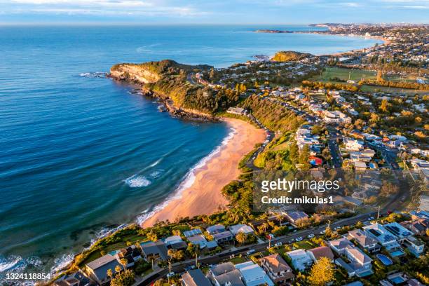 turimetta headland at warriewood, sydney - sydney ocean drone stockfoto's en -beelden