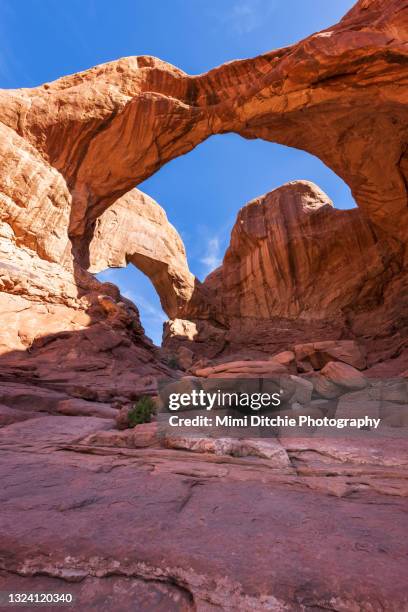 double arch in arches national park - double arch foto e immagini stock