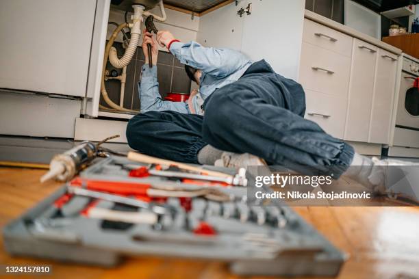 fontanero feliz - fontanero fotografías e imágenes de stock