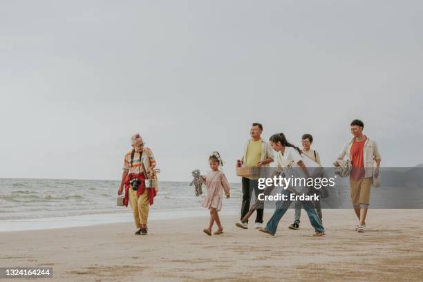 los turistas ecológicos viajan a la playa para su picnic y vacaciones - foto de archivo - familia grande fotografías e imágenes de stock