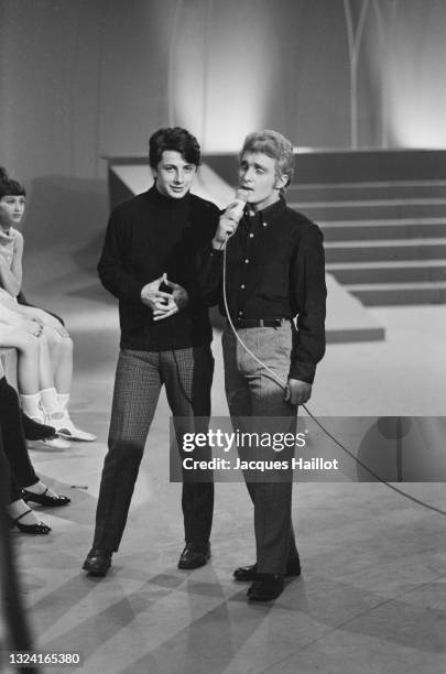 Le chanteur Herve Vilard avec le chanteur français Christophe dans une émission de télévision.