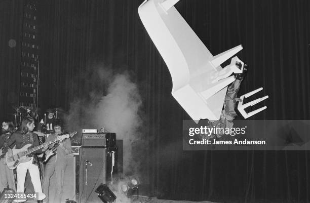 Le chanteur français Christophe pendant son spectacle à l’Olympia a surpris son public en étant surélevé avec son piano, basculant dans l’air et...