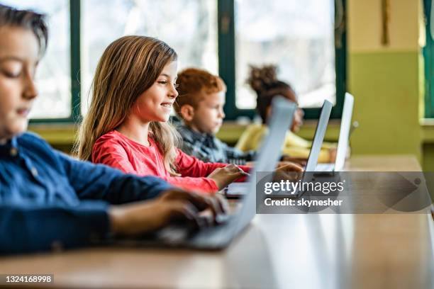 digitale einheimische schüler e-learning über computer in der schule. - classroom computer stock-fotos und bilder