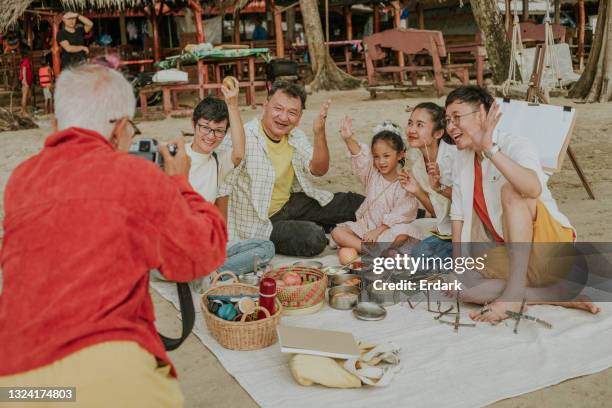 nonna fa qualche servizio fotografico sulla sua famiglia durante il picnic ecologico in vacanza - foto d'archivio - eco tourism foto e immagini stock