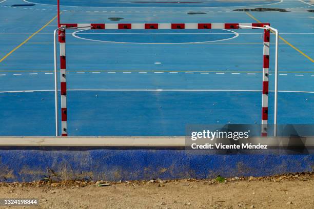 futsal field - terrain de sport sur gazon photos et images de collection