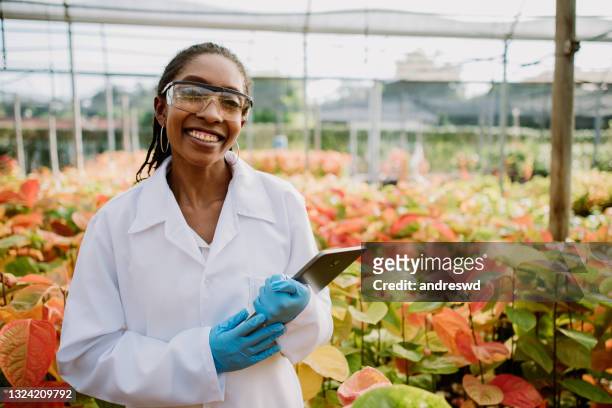 woman analyzing plants science - biologist 個照片及圖片檔
