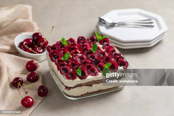 tiramisù da dessert tradizionale italiano con ciliegie e mascarpone - tiramisù foto e immagini stock