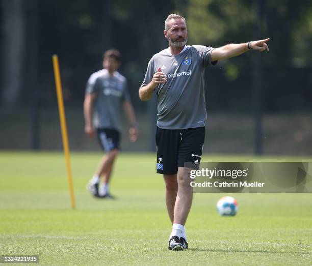 Head Coach Tim Walter of Hamburger SV gives instructions during a training session at Volksparkstadion on June 18, 2021 in Hamburg, Germany.