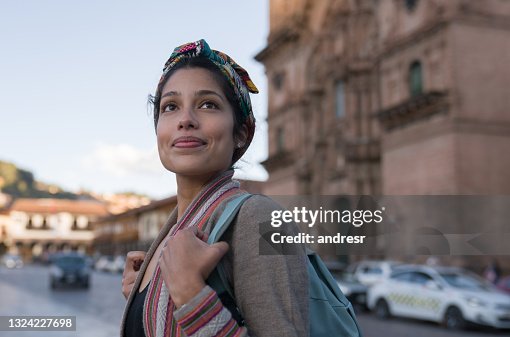 Mujer feliz haciendo turismo alrededor de Cusco alrededor de la Catedral Mujer feliz haciendo turismo alrededor de Cusco alrededor de la Catedral