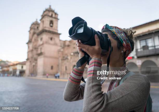 fotógrafo haciendo turismo en cusco y tomando fotos - fotografar fotografías e imágenes de stock