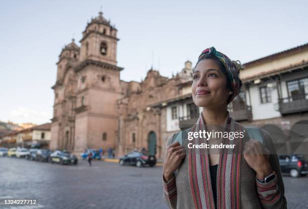 feliz turista caminando por cusco alrededor de la catedral - peruvian culture fotografías e imágenes de stock