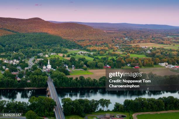 connecticut river overlook, massachusetts, usa - massachusettes location stockfoto's en -beelden