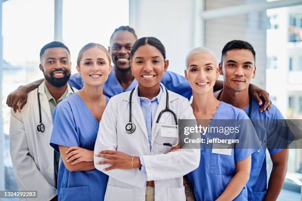 tiro de um grupo diversificado de profissionais médicos em um hospital - healthcare worker - fotografias e filmes do acervo