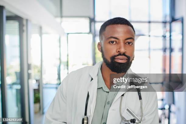 schuss eines männlichen arztes in den fluren des krankenhauses - handsome doctors stock-fotos und bilder