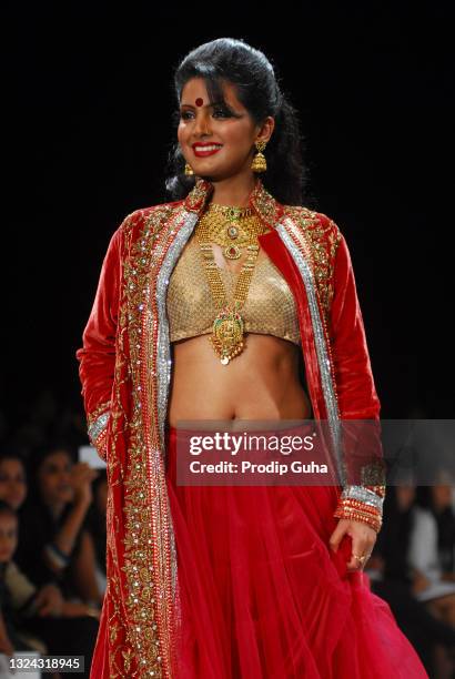 Geeta Basra walks the ramp for Sangam Chains at the second season of India International Jewellery Week on July 31, 2011 in Mumbai,India