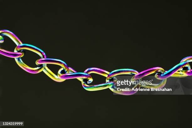 rainbow titanium link chain - gold chain stockfoto's en -beelden