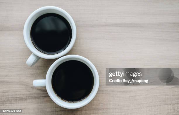 table top view of twin cup of black coffee on wooden table. - bar overhead foto e immagini stock