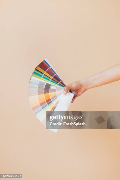 livro de amostras de cores da mão da mulher - artist's palette - fotografias e filmes do acervo