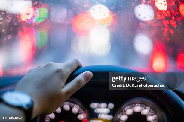 man driving in heavy rain - wet see through 個照片及圖片檔