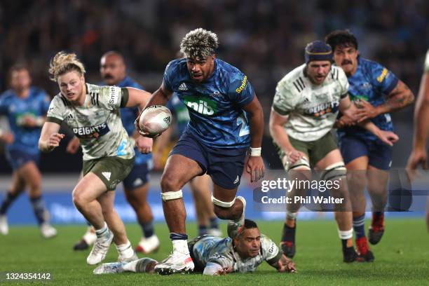 Hoskins Sotutu of the Blues makes a break during the Super Rugby Trans-Tasman Final match between the Blues and the Highlanders at Eden Park on June...