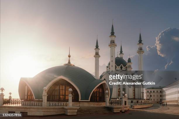 kazan sunset kremlin view whith kul sharif mosque. - kul sharif mosque stockfoto's en -beelden