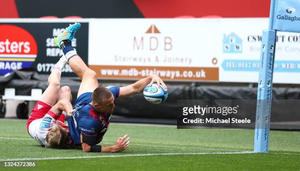 Ben Earl of the Bristol Bears scores the opening try during the Gallagher Premiership Rugby semi final match between Bristol Bears and Harlequins at...