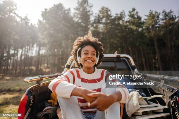 listening music while on a road trip - motorheadphones stock pictures, royalty-free photos & images