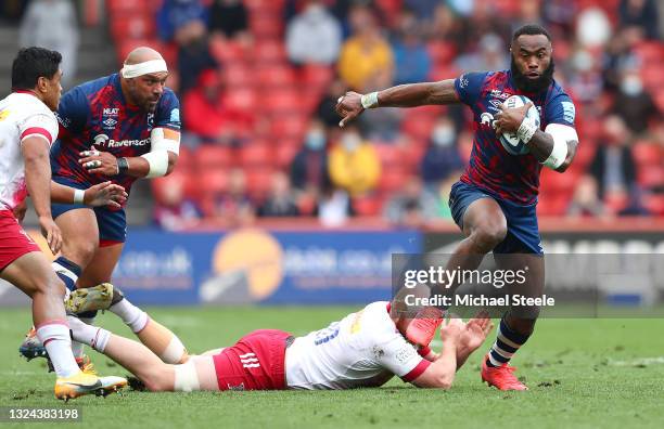 Semi Radradra of Bristol Bears is tackled by Ben Tapuai and Wilco Louw of Harlequins during the Gallagher Premiership Rugby semi final match between...