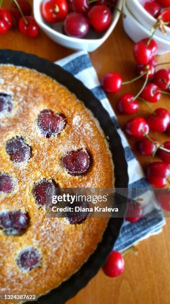 traditional french cherry clafoutis - cerise photos et images de collection