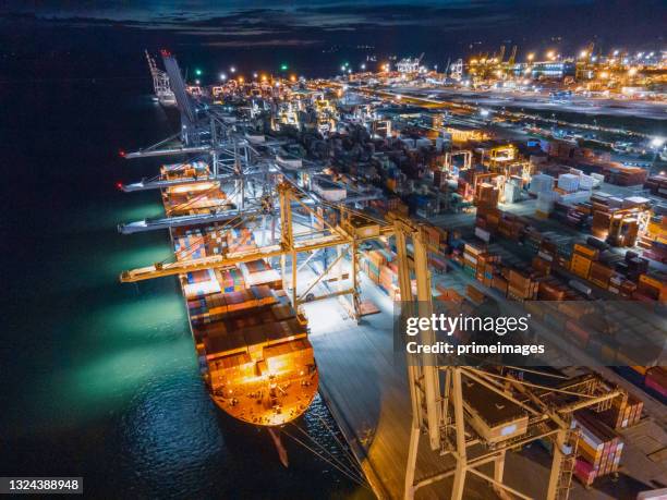 handelshafen, verschiffung von fracht zum hafen, luftaufnahme von drohne, internationaler transport - commercial dock stock-fotos und bilder