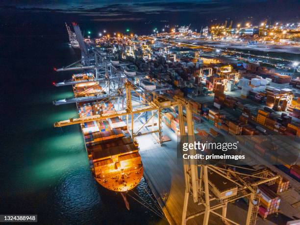 貿易港、港への貨物輸送、ドローンからの空撮、国際輸送 - 波止場 ストックフォトと画像