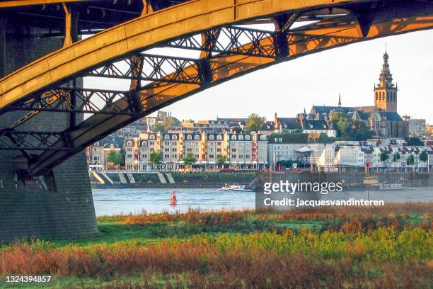 vue de la ville basse de nimègue (pays-bas) située sur la rivière waal - nimegue photos et images de collection
