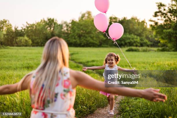 mutter und ihre tochter teilen liebe - happy mother's day stock-fotos und bilder