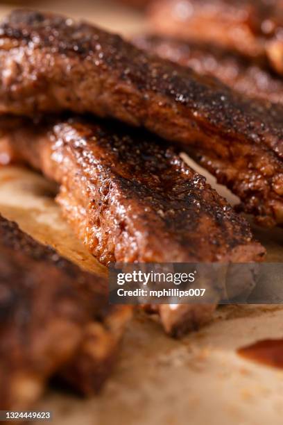 barbecue - bbq - st louis style pork ribs - smoked bbq ribs stock-fotos und bilder