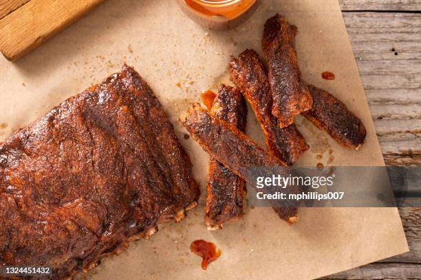 barbecue - bbq - st louis style pork ribs - spare rib stock-fotos und bilder