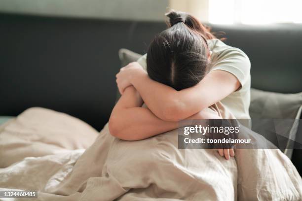 femme asiatique se sentant triste dans la chambre. - anorexie nerveuse photos et images de collection