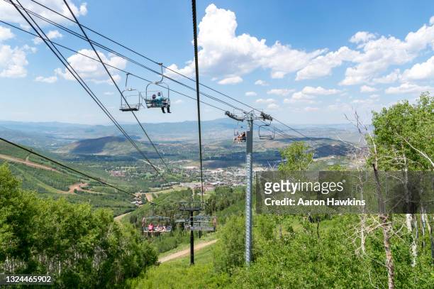 intersection of ski lifts at park city on a busy hot summer day - park city utah 個照片及圖片檔