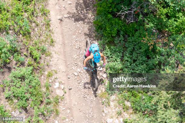 busy day of mountain biking at park city - top view of a mountain biker from a ski lift - park city utah 個照片及圖片檔