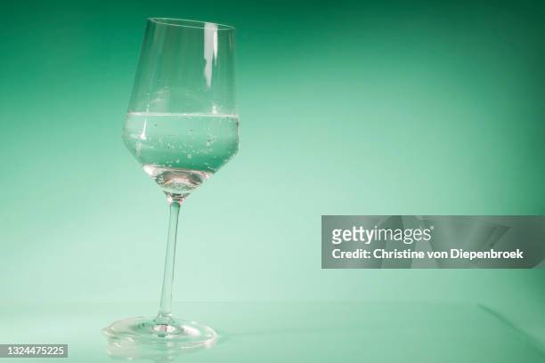 glass of water - sparkling water glass stockfoto's en -beelden