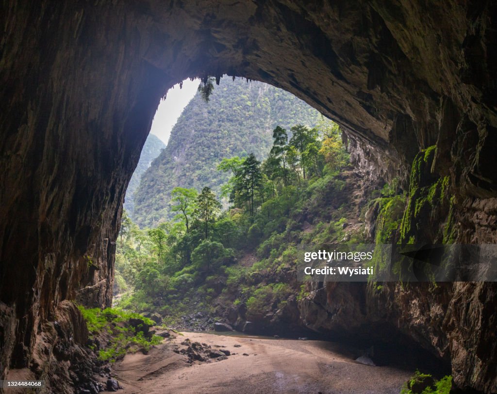 Entrada para colgar en cueva en vietnam