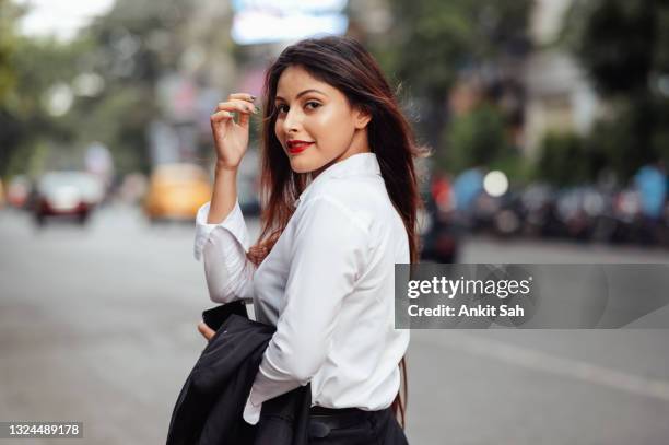 portrait of young businesswoman - beautiful east indian women stockfoto's en -beelden