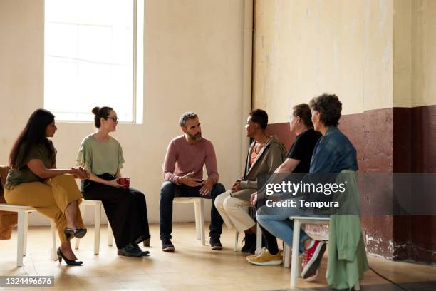 alcoholics anonymous group therapy sitting down. - meeting of the international syria support group stockfoto's en -beelden