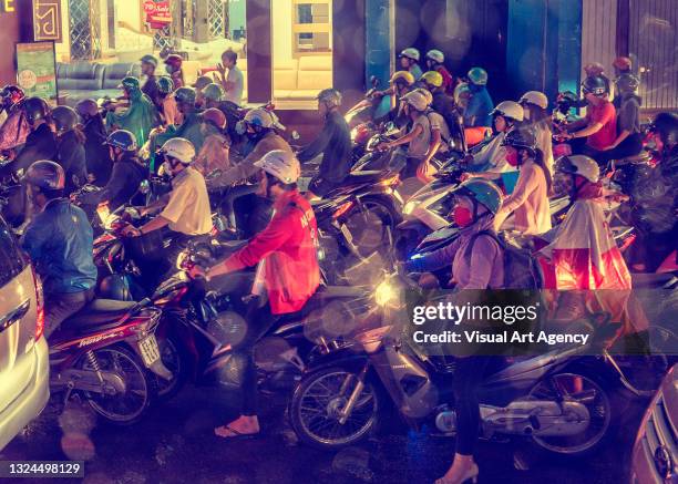 motorcyles are on the street to vitnam traffic is very crowded - vietnam and street food stock pictures, royalty-free photos & images