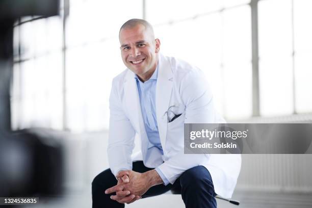 doctor in white lab coat - doctor lab coat stock-fotos und bilder