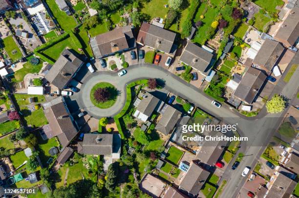 vista aerea dall'alto verso il basso della tipica tenuta suburbana in inghilterra, regno unito - ripresa di drone foto e immagini stock